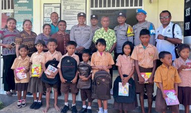 Aksi Sosial Personel Polsek Rote Barat Bagikan Perlengkapan Sekolah Bagi Siswa