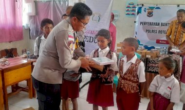 Kapolres Rote Ndao : Bantuan Perlengkapan Sekolah Wujud Polri Peduli Pendidikan