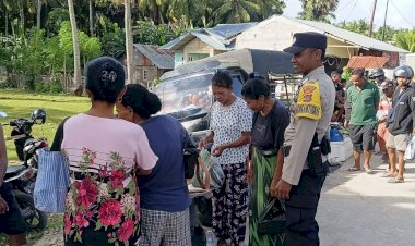 Patroli Dialogis Personel Polsek Rote Barat di Pasar Busalangga