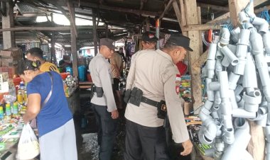 Patroli Dialogis Personel Polsek Rote Barat Laut di Pasar Busalangga