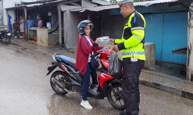 Jelang Akhir Operasi  Keselamatan Turangga 2026, Sat Lantas Polres Rote Ndao Berbagi Brosur dan Cokelat