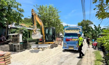PERSONEL SATLANTAS POLRES ROTE NDAO LAKUKAN PENGATURAN DAN PENGALIHAN ARUS JALAN TRANS BA'A BUSALANGGA
