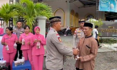 Polres Rote Ndao Bagikan Takjil Gratis, Wujud Kepedulian Polri di Bulan  Suci Ramadhan