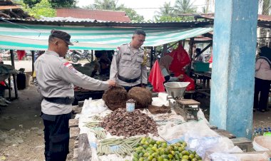 Pastikan Kenyamanan Masyarakat, Polsek Rote Barat Laut  Lakukan Patroli Dialogis di Pasar Busalangga