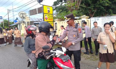 Kolaborasi Polres Rote Ndao Bersama Pelajar Berbagi Takjil Jelang Buka Puasa