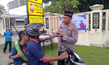 Berbagi Takjil Bersama Kapolres Rote Ndao, Pendekatan Humanis Jaga Toleransi