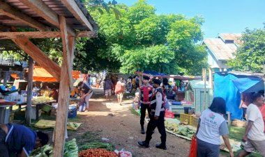 Pastikan Kenyamanan Masyarakat di Pasar Sedeoen Personel Polsek Rote Barat Lakukan Patroli  Dialogis dan Pengamanan