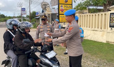 Jelang Buka Puasa, Sie Propam dan Siwas Polres Rote Ndao Bagi Takjil Didepan Mapolres Rote Ndao