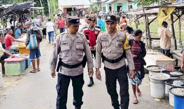 Pastikan  Kenyamanan Masyarakat, Polsek Rote Barat Laut Lakukan Pengamanan di Pasar Busalangga