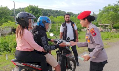 Sat Reskrim Polres Rote Ndao  Berbagi Takjil Jelang Buka Puasa Didepan Mapolres Rote Ndao