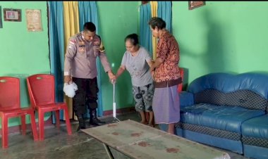 Tongkat Bantu Jalan Bagi Ibu Amelia, Bantuan Kapolres Rote Ndao Bagi Warga Desa Batulilok
