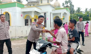 Polsek Rote Barat Daya Berbagi Takjil Bersama Masyarakat Jelang Buka Puasa