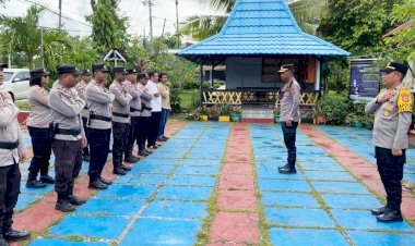 Wakapolres Pimpin Aksi Bersih Bersih Mesjid, Pasca Apel Bersama di Polsek Lobalain