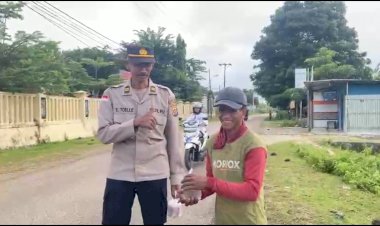 Satuan Tahti Polres Rote Ndao dan Seksi Humas Berbagi Takjil Bagi Masyarakat