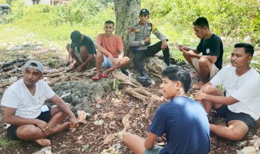 Patroli Dialogis Bhabinkamtibmas Polsek Pantaibaru di Desa Ofalangga