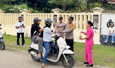 Indahnya Berbagi di Bulan Ramadhan, Polsek Lobalain dan Bhayangkari Bagikan Takjil Gratis Bagi Masyarakat