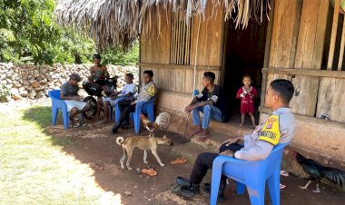 Bhabinkamtibmas Polsek Rote Barat Laut Sambangi Warga, Jaga Kemitraan Dengan Warga di Desa Binaan