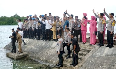Kapolda NTT Serahkan  6 Unit Perahu, Bansos Bagi Masyarakat dan Pelajar Dusun Airani