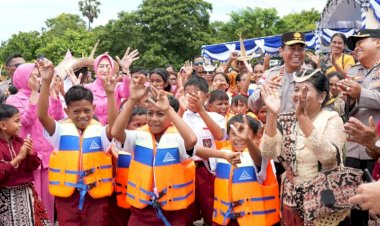 Kapolda NTT Serahkan Perahu dan Sembako untuk Anak Pesisir di Landu Leko