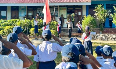 Polsek Rote Tengah Laksanakan Upacara Bendera Bersama UPTD SMPN 1 Rote Tengah