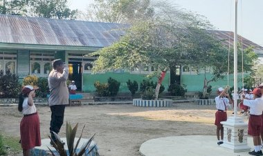 Bhabinkamtibmas Polsek Rote Timur Pimpin Upacara Bendera di SD Hailean