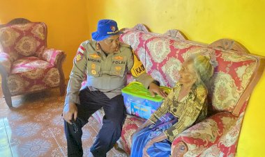 Bansos Kapolda NTT Bagi Warga Airani Diserahkan Langsung Kapolres Rote Ndao