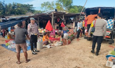 Pastikan Kenyamanan Masyarakat, Personel Polsek Rote Selatan Lakukan Pengamanan di Pasar Oele