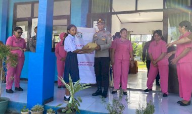 Bentuk Kepedulian Atas Pendidikan, Bhayangkari Polsek Rote Tengah Salurkan Bantun Bagi Siswa SMPN 2 Rote Tengah