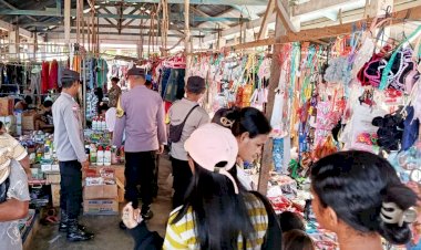Patroli Dialogis dan Pengamanan di Pasar Tudameda, Polsek Rote Barat Daya Pastikan Kenyamanan Masyarakat