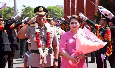 Haru dan Penuh Penghormatan, Kapolda NTT Pimpin Tradisi Pedang Pora Pelepasan Brigjen Pol Baskoro Tri Prabowo