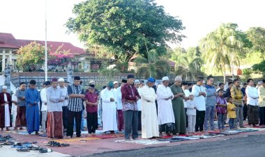 Bersama Masyarakat Polres Rote Ndao Gelar Sholat Idul Adha 1447 H di Halaman Mapolres Rote Ndao