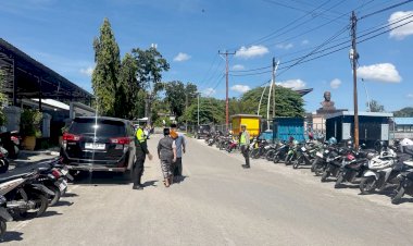 Ciptakan Kamseltibcarlantas, Personel Sat Lantas Polres Rote Ndao Lakukan Pengamanan Saat Sholat Jumat