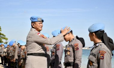 Kabidpropam Polda NTT Pimpin Penyematan Baret Biru dan Aksi Bersih Pantai Pasir Panjang