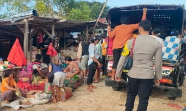 Pastikan Keamanan Terjamin Bagi Masyarakat, Polsek Rote Selatan Lakukan Pengamanan di Pasar Oele