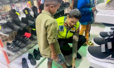 Viral Tiga Siswa Berjalan dengan Sandal Lusuh, Respons Cepat Kapolda NTT dan Polres TTS Hadirkan Senyum Baru bagi Anak-Anak Oelbubuk