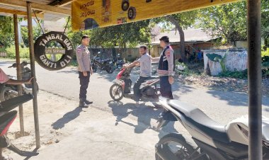 Personel Polsek Rote Selatan Lakukan Edukasi Kamseltibcarlantas Bagi Pengendara