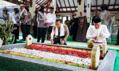 Jelang Hari Bhayangkara, Kapolri Ziarah ke Makam Gus Dur