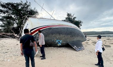 Kapolres Rote Ndao dan PJU Cek Kondisi Kapal Balamara di Pantai Duile