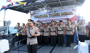 Peringati Hari Bhayangkara ke-80, Kapolda NTT Pimpin Upacara Tabur Bunga di Perairan Bolok Kupang