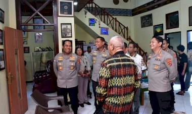 Momentum HUT Bhayangkara ke-80, Kapolda NTT Anjangsana ke Rumah Sesepuh Polri Irjen Pol. (Purn.) Jacky Uly Perkuat Silaturahmi dan Jalin Komunikasi untuk Kemajuan Polda NTT