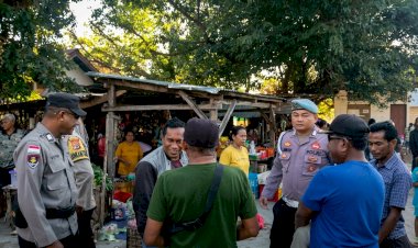 Personel Polsek Rote Tengah Melakukan Pengamanan dan Patroli di Pasar Ufalen