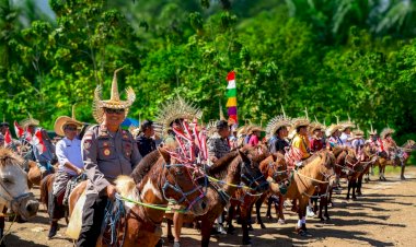 Ramaikan Festival Hus Nde'o, Kapolres Rote Ndao Ikut Menunggang Kuda  Bersama Bupati Rote Ndao