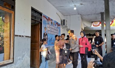 Kapolda NTT Tinjau Langsung  Pelaksanaan Kursus Bahasa Inggris Yang Diinisiasi Oleh Bhabinkamtibmas Polsek Rote Barat