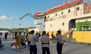Polsek Lobalain Lakukan Pengamanan di Pelabuhan Baa,  Monitoring Keberangkatan  KM Sabuk Nusantara 43