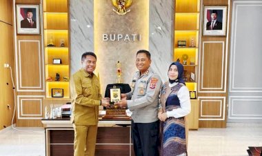 Kapolres Rote Ndao Pamit  Tugas Baru, Anggota DPRD Sematkan Tiilangga