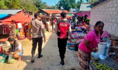 Polsek Rote Barat Gelar Patroli Dialogis di Pasar Sedeoen, Pastikan Aktifitas Ekonomi Masyarakat Berjalan Lancar