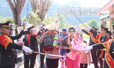 Kapolres Rote Ndao Disambut Tarian Adat dan Tradisi Kedinasan Polri  Oleh Keluarga Besar Polres Rote Ndao