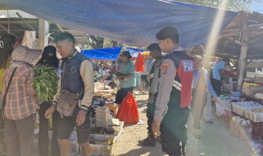 Patroli di Pasar Oetefu, Polsek Rote Barat Daya Pastikan Keamanan Masyarakat