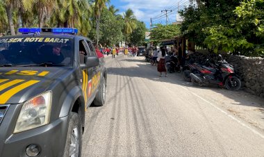Polsek Rote Barat Lakukan Pengawalan Karnaval Tingkat Kecamatan Rote Barat