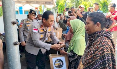Kapolda NTT Salurkan 100 Paket Bantuan untuk Warga Sikka Pascagempa